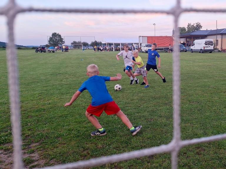 Děti hrály fotbal do pozdních večerních hodin. Foto: tf