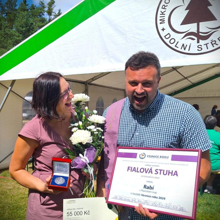 Fialová stuha je první stuhou pro Rabí. Foto: Štěpán Kraucher