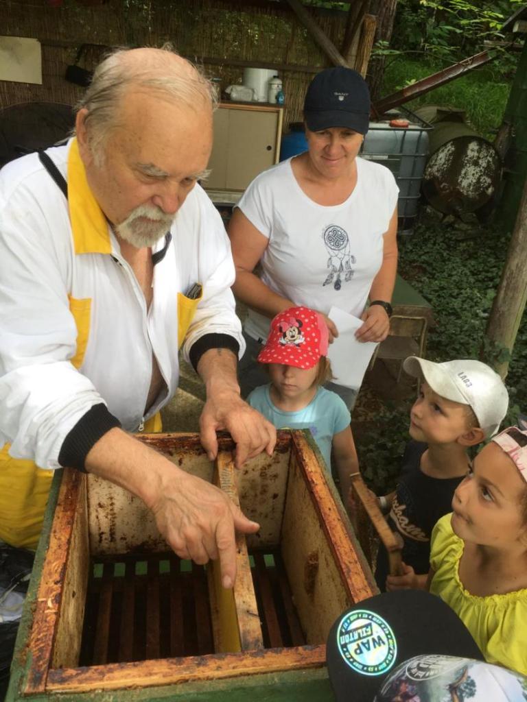 Děti z MŠ Rabí poslouchají výklad o životě včel. Foto: Hana Nováková