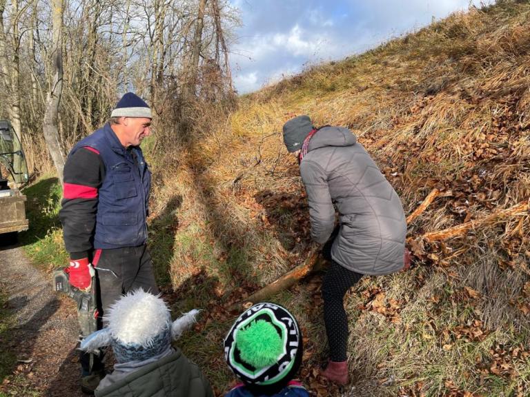 Děti poprosily o pomoc Václava Hejptra, pro kterého bylo uříznout kousek větve úplně hračka. Foto: MŠ Rabí