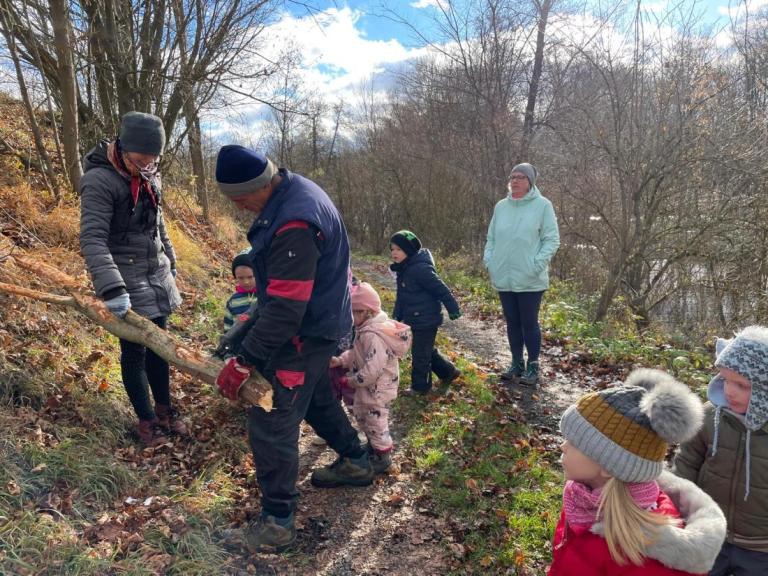 Děti poprosily o pomoc Václava Hejptra, pro kterého bylo uříznout kousek větve úplně hračka. Foto: MŠ Rabí