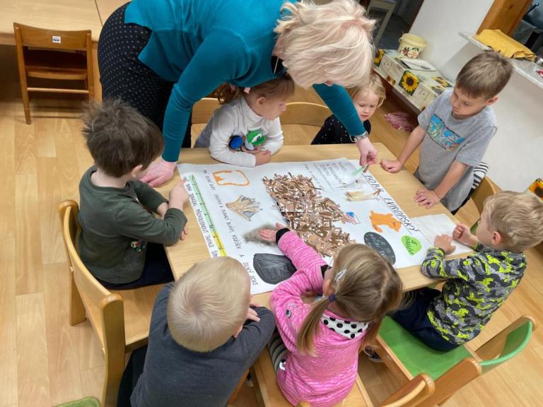 Ve školce dál bádaly a hledaly další zajímavosti o životě bobrů. Foto: MŠ Rabí