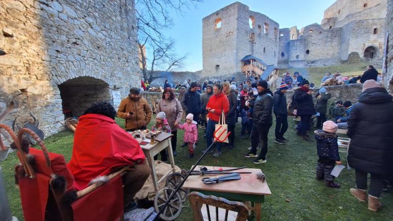 Peklený úřad na nádvoří hradu Rabí. Foto: Tereza Freidingerová