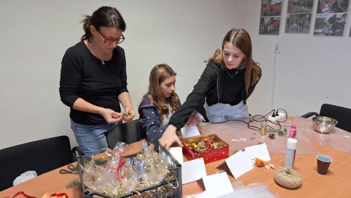 Od konce října  a  po celý listopad děti vyráběly na schůzkách výrobky na vánoční jarmark, aby si našetřily na svou činnost. Foto: Tereza Freidingerová